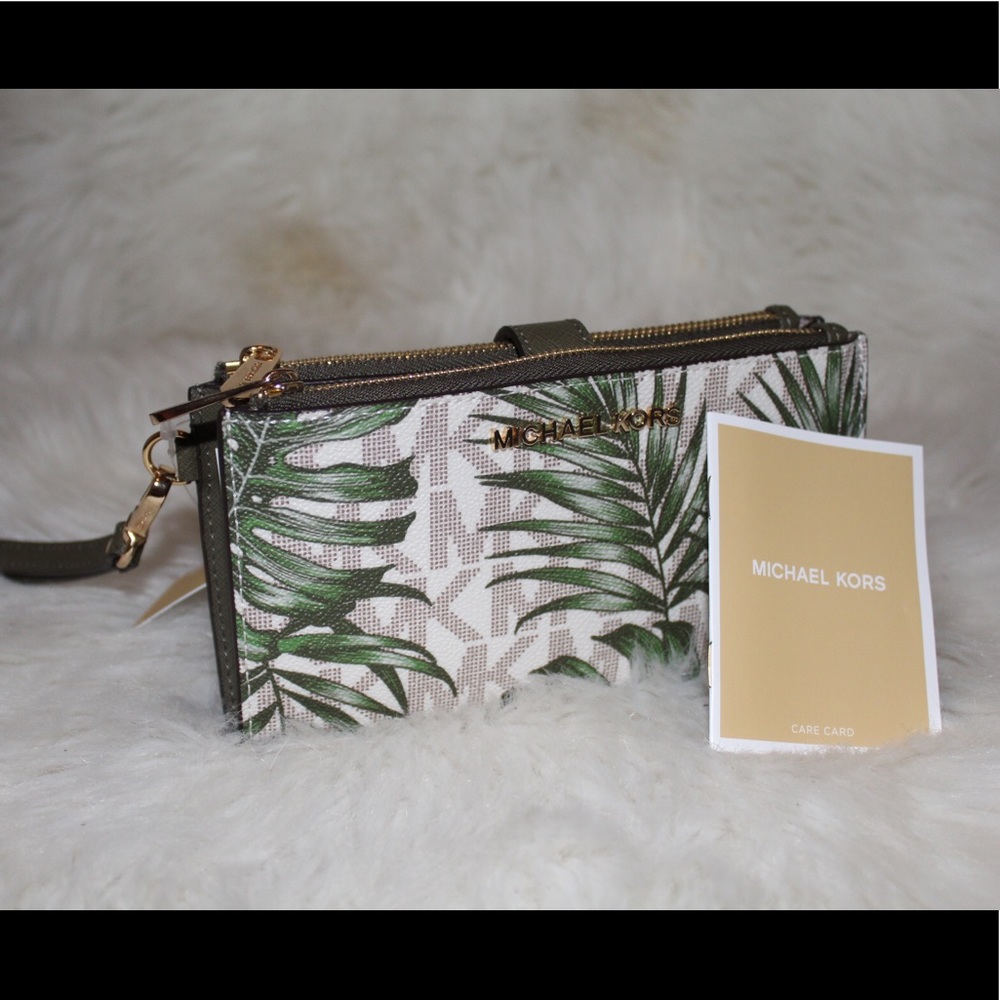 🌴MK Jet Set Travel Wristlet 🌴